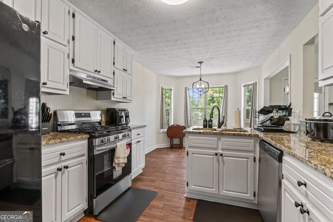 5 bedroom, 3 bathroom, 2,325 sq ft single family residence for sale at 863 Clifton Ridge, Mcdonough, GA 30253 — photo 10