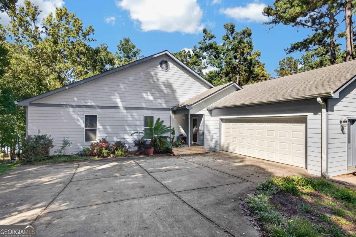 3 bedroom, 2 bathroom, 1,953 sq ft single family residence for sale at 265 E River Bend Drive, Eatonton, GA 31024 — photo 1 of 58