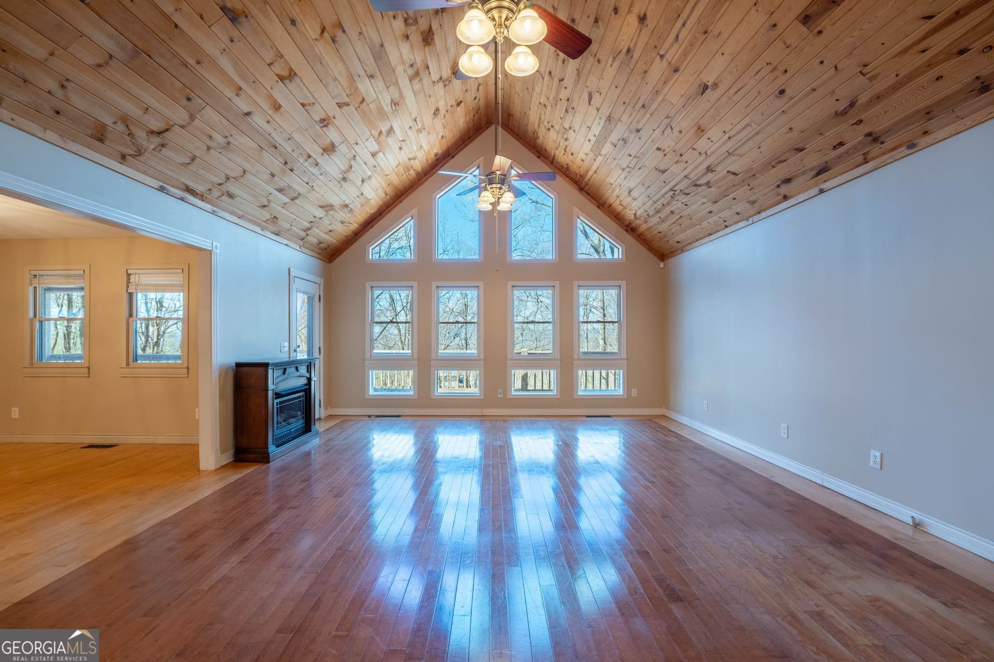 3 bedroom, 2 bathroom, 1,704 sq ft cabin,single family residence for sale at 44 Juniper Trail, Clayton, GA 30525 — photo 2