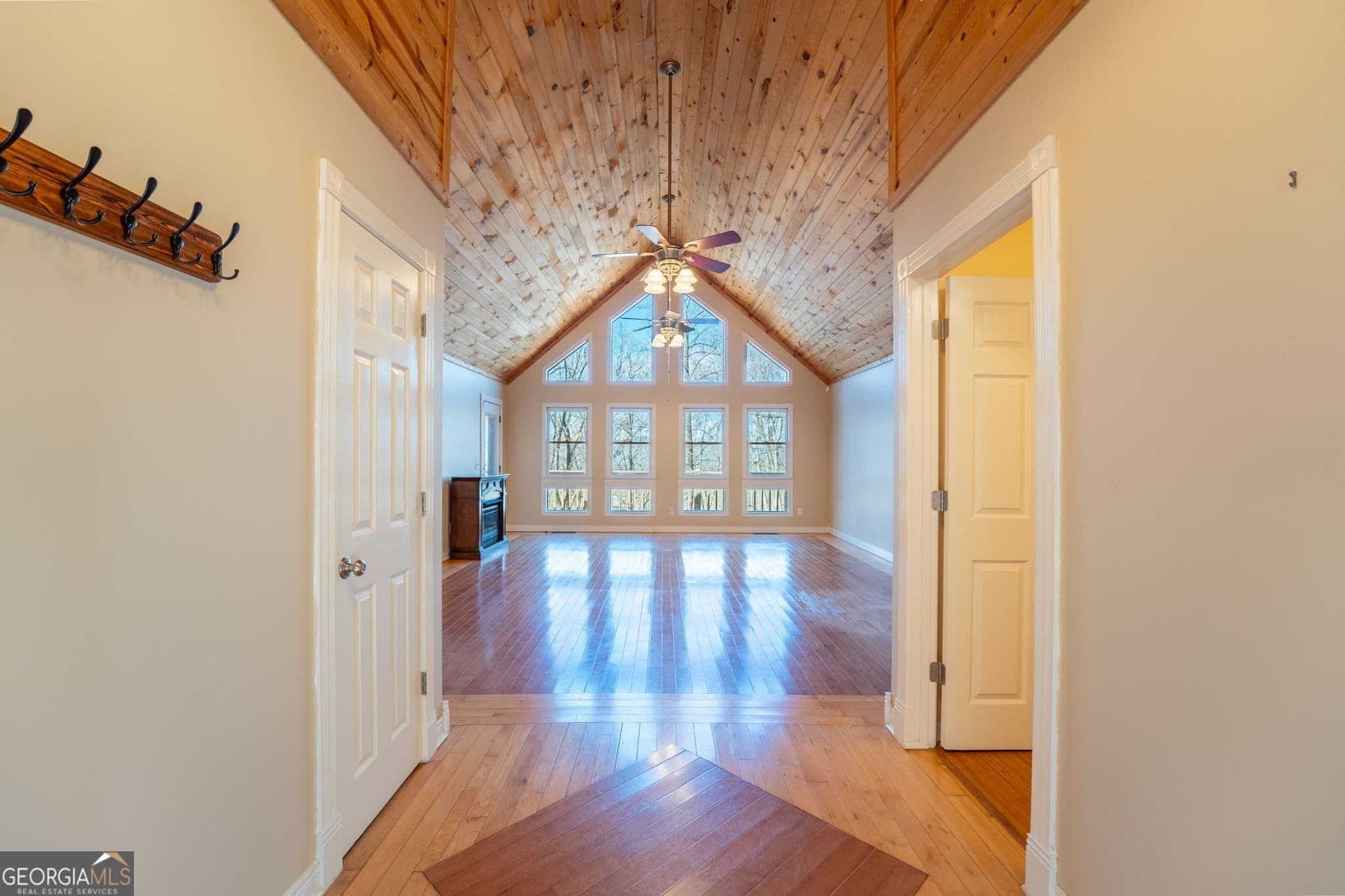 3 bedroom, 2 bathroom, 1,704 sq ft cabin,single family residence for sale at 44 Juniper Trail, Clayton, GA 30525 — photo 7