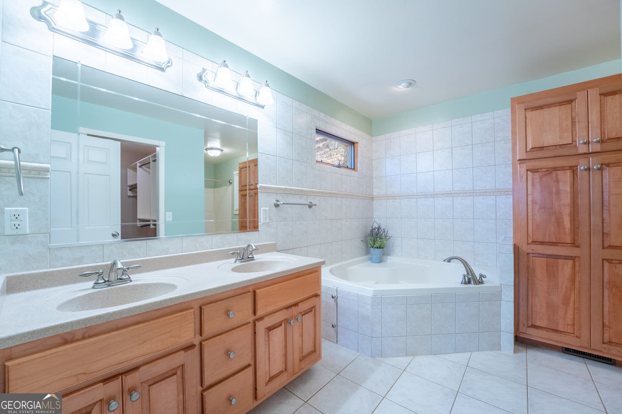 3 bedroom, 2 bathroom, 1,704 sq ft cabin,single family residence for sale at 44 Juniper Trail, Clayton, GA 30525 — photo 5