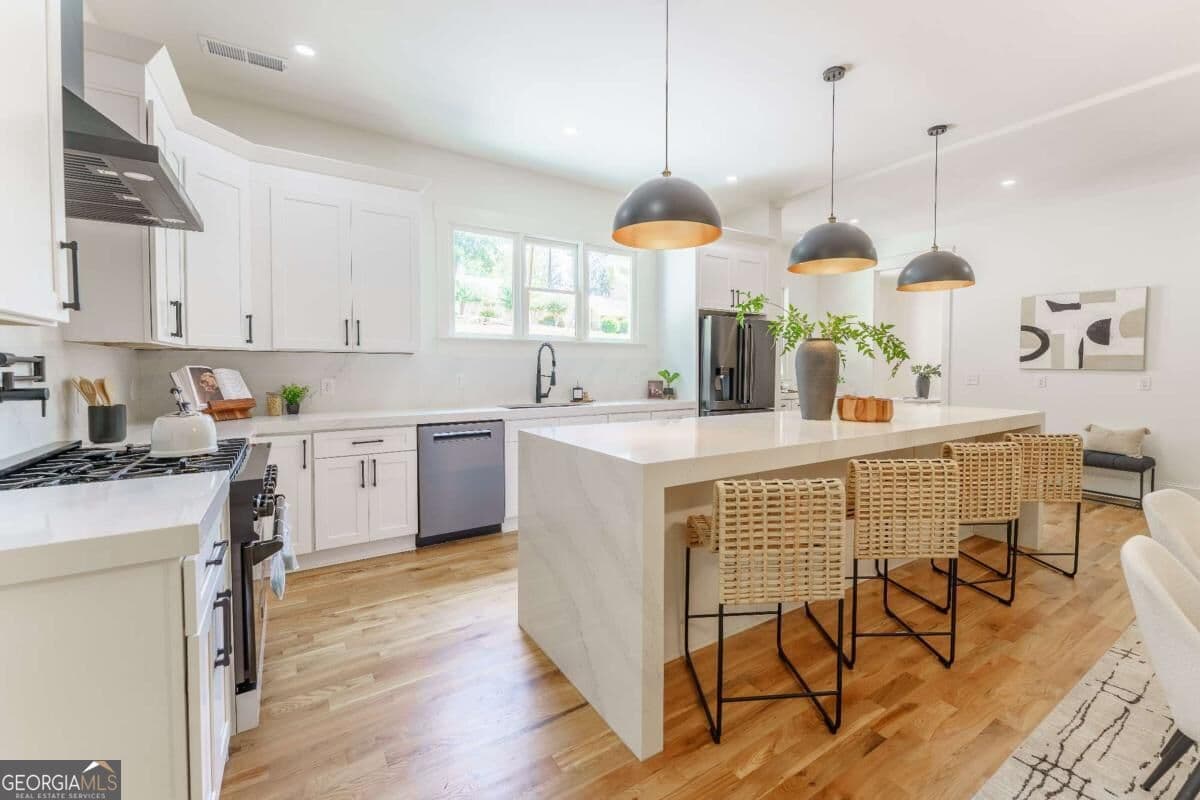 6 bedroom, 6 bathroom, 5,519 sq ft single family residence for sale at 6434 Cherry Tree Lane, Sandy Springs, GA 30328 — photo 3