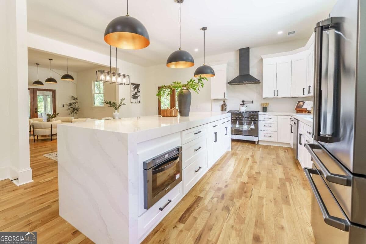 6 bedroom, 6 bathroom, 5,519 sq ft single family residence for sale at 6434 Cherry Tree Lane, Sandy Springs, GA 30328 — photo 4