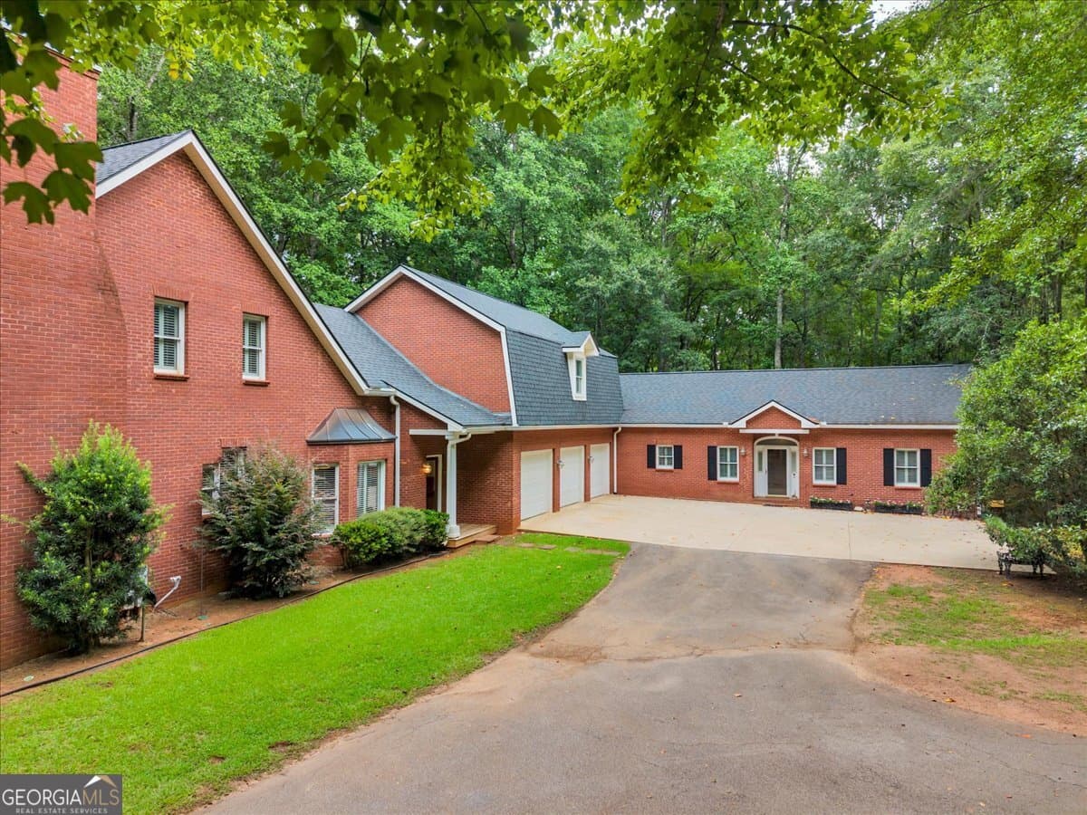 6 bedroom, 5.5 bathroom, 6,412 sq ft single family residence for sale at 222 Newton Drive, Forsyth, GA 31029 — photo 3