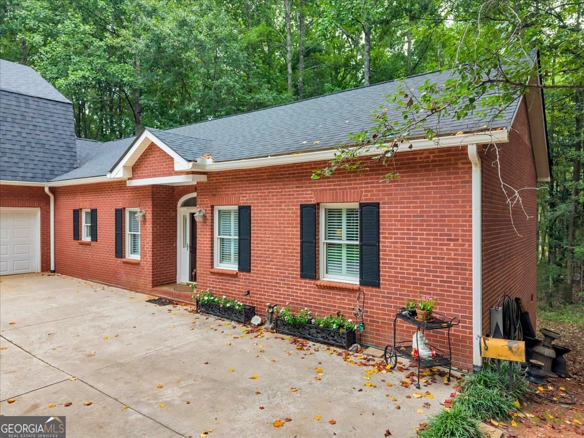 6 bedroom, 5.5 bathroom, 6,412 sq ft single family residence for sale at 222 Newton Drive, Forsyth, GA 31029 — photo 4