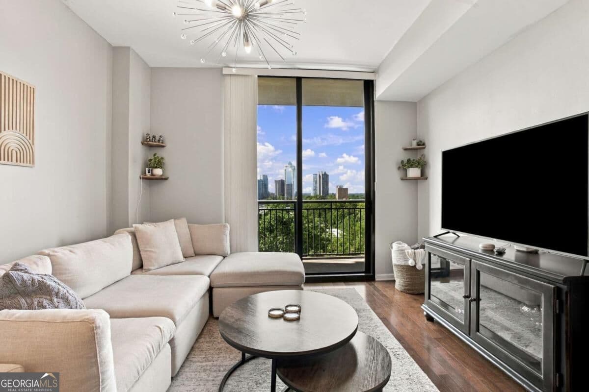 1 bedroom, 1 bathroom, 800 sq ft condominium for sale at 3040 Peachtree Road 709, Atlanta, GA 30305 — photo 6