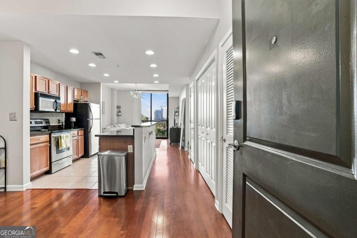 1 bedroom, 1 bathroom, 800 sq ft condominium for sale at 3040 Peachtree Road 709, Atlanta, GA 30305 — photo 5