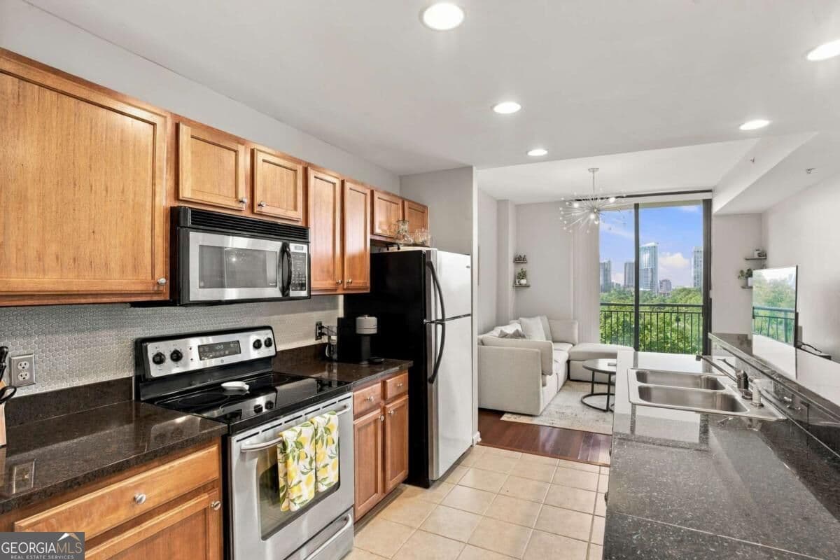1 bedroom, 1 bathroom, 800 sq ft condominium for sale at 3040 Peachtree Road 709, Atlanta, GA 30305 — photo 9