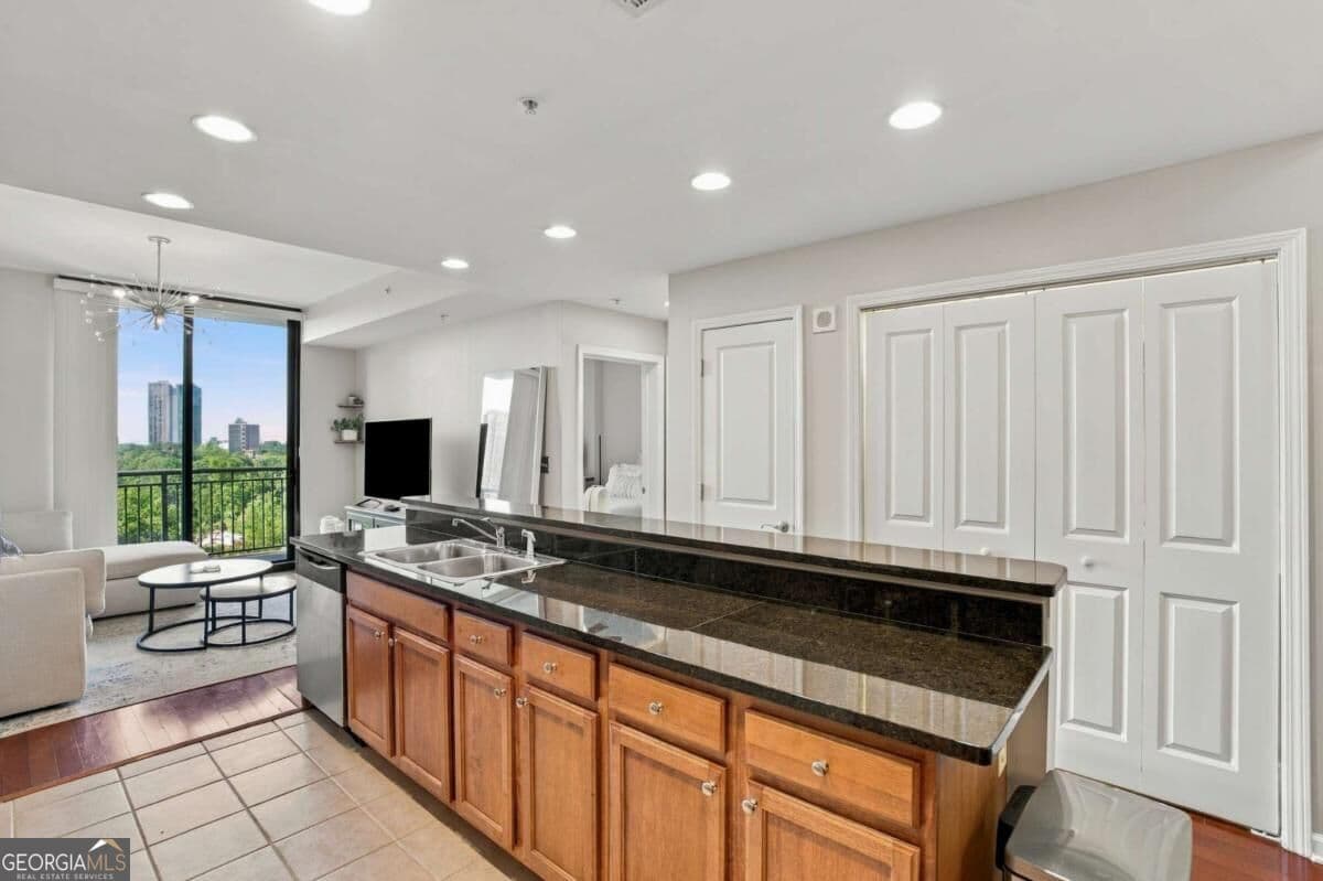 1 bedroom, 1 bathroom, 800 sq ft condominium for sale at 3040 Peachtree Road 709, Atlanta, GA 30305 — photo 10