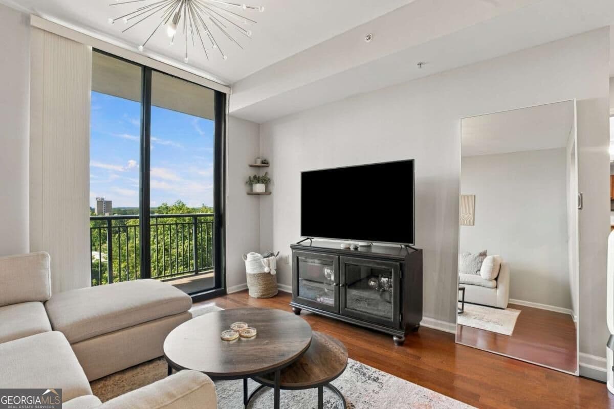 1 bedroom, 1 bathroom, 800 sq ft condominium for sale at 3040 Peachtree Road 709, Atlanta, GA 30305 — photo 4