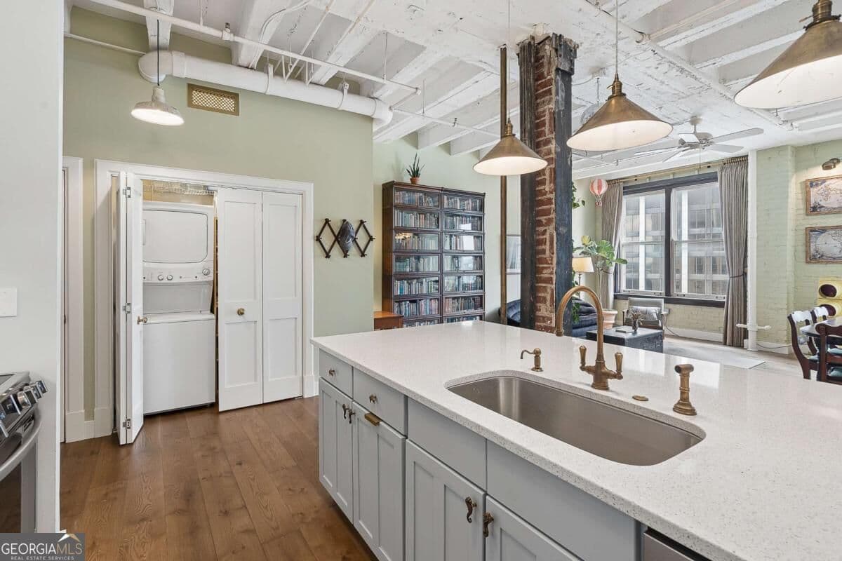 1 bedroom, 1 bathroom, 902 sq ft condominium for sale at 32 Peachtree Street 1603, Atlanta, GA 30303 — photo 10