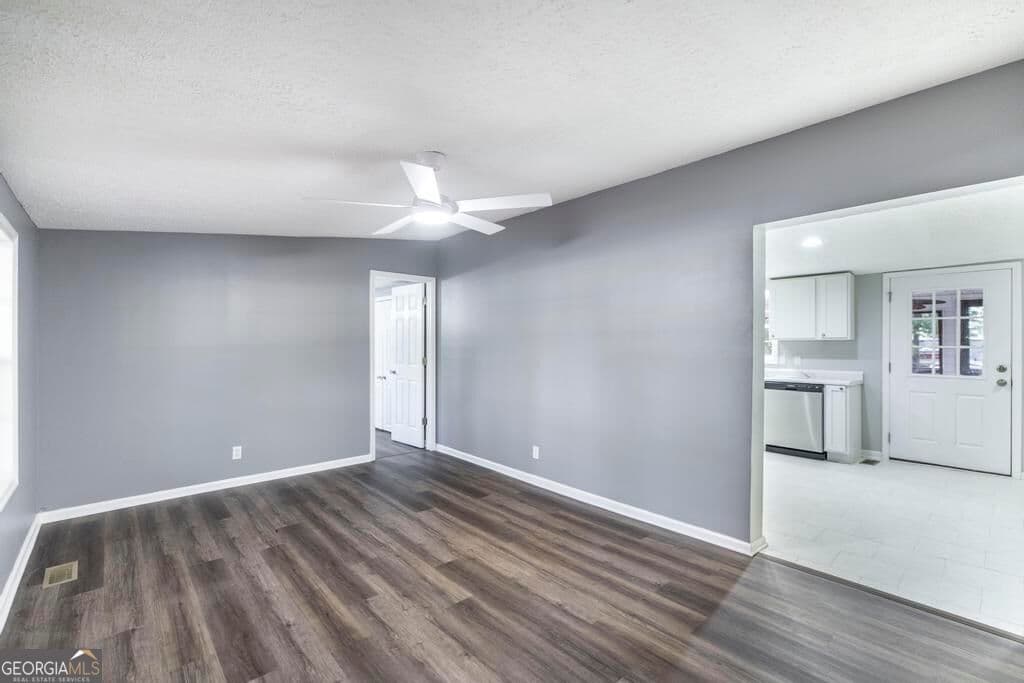 3 bedroom, 2 bathroom, 1,344 sq ft manufactured home,single family residence under contract at 100 Pine Street, Elko, GA 31025 — photo 3