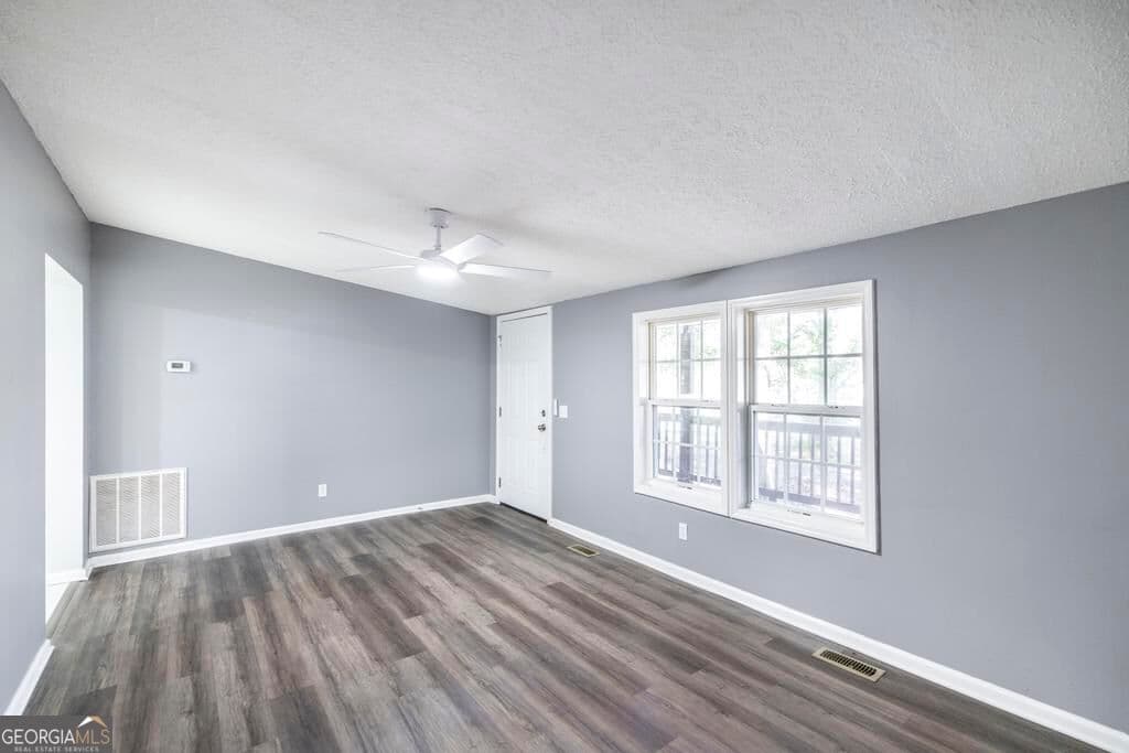 3 bedroom, 2 bathroom, 1,344 sq ft manufactured home,single family residence under contract at 100 Pine Street, Elko, GA 31025 — photo 5