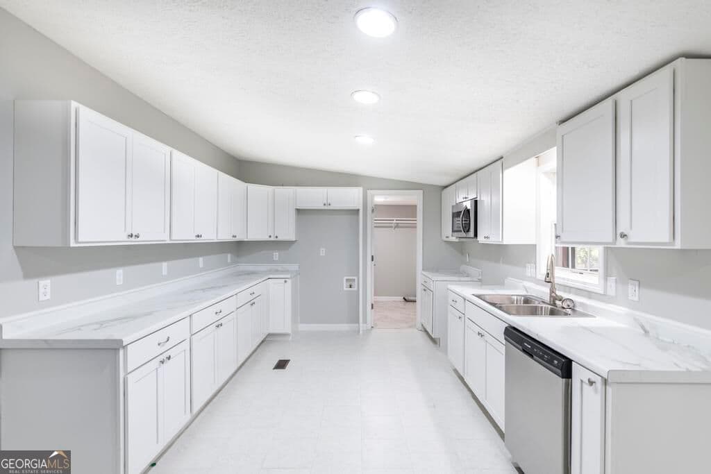 3 bedroom, 2 bathroom, 1,344 sq ft manufactured home,single family residence under contract at 100 Pine Street, Elko, GA 31025 — photo 8