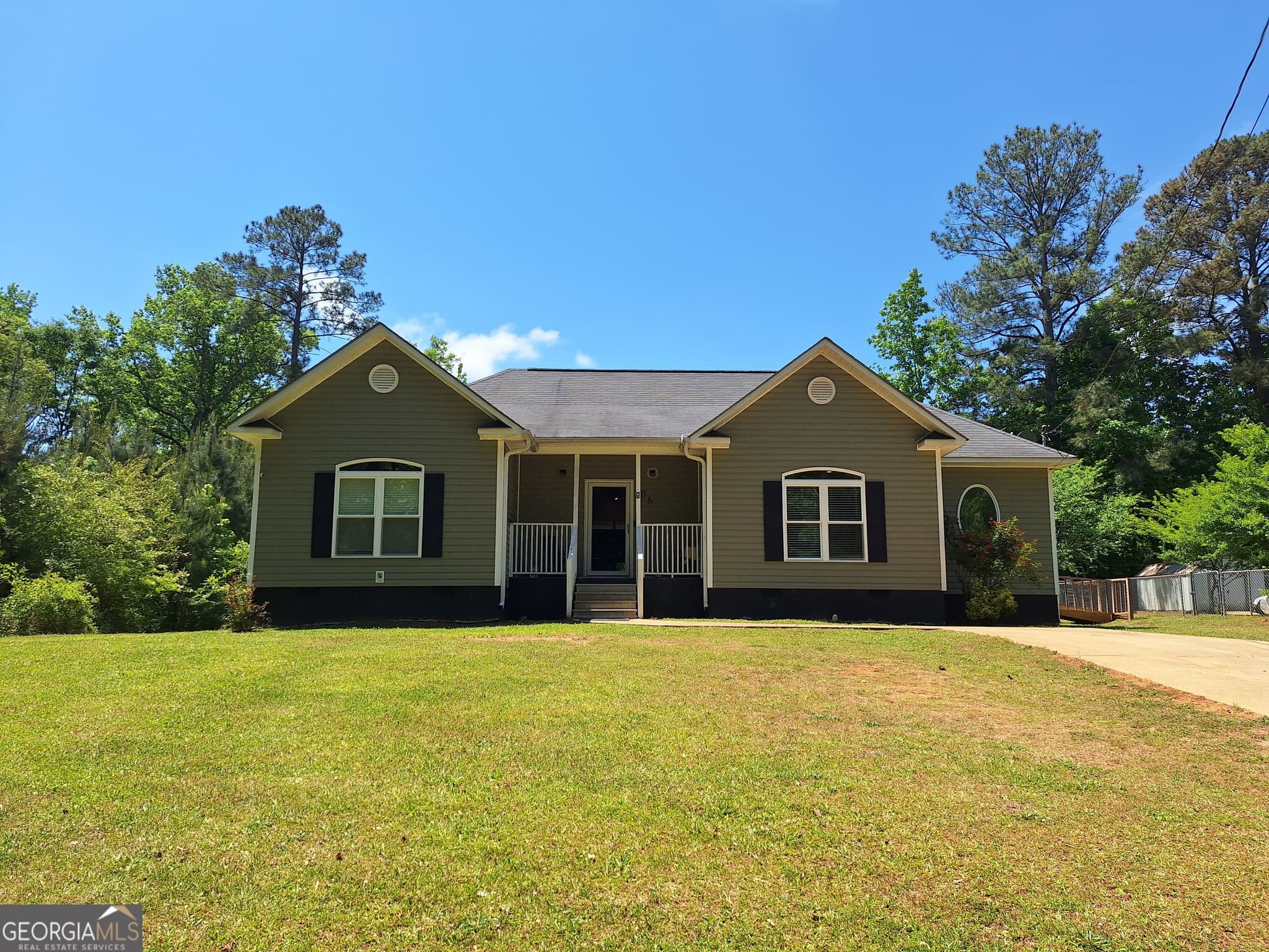 3 bedroom, 2 bathroom, 1,625 sq ft single family residence for sale at 806 Springfield Circle, Lafayette, AL 36862 — photo 2