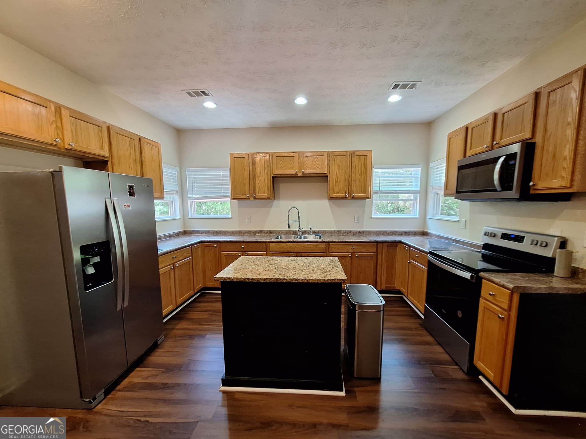 3 bedroom, 2 bathroom, 1,625 sq ft single family residence for sale at 806 Springfield Circle, Lafayette, AL 36862 — photo 6