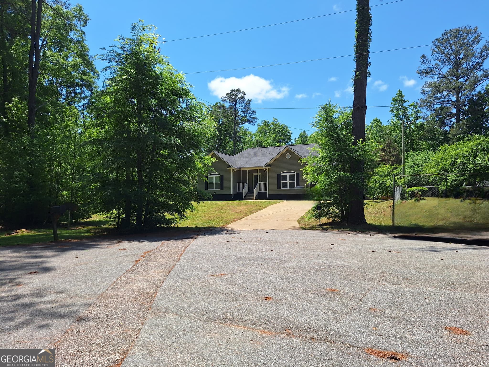 3 bedroom, 2 bathroom, 1,625 sq ft single family residence for sale at 806 Springfield Circle, Lafayette, AL 36862 — photo 3