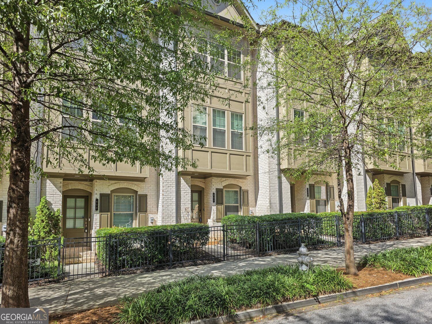 2 bedroom, 2.5 bathroom, 1,440 sq ft townhouse for sale at 631 Broadview Place, Atlanta, GA 30324 — photo 1 of 25
