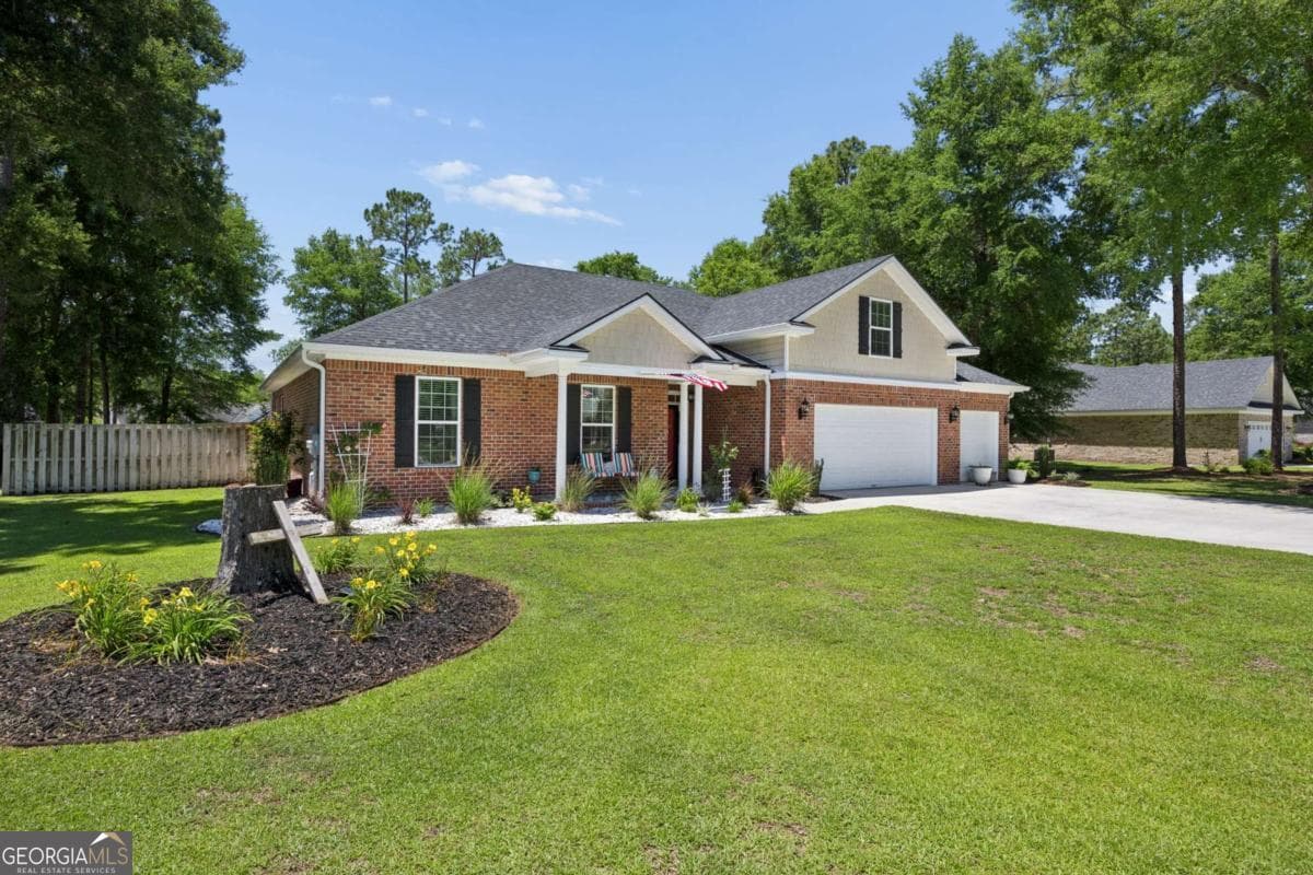 4 bedroom, 3 bathroom, 2,320 sq ft single family residence under contract at 103 Mingledorff Court, Springfield, GA 31329 — photo 2