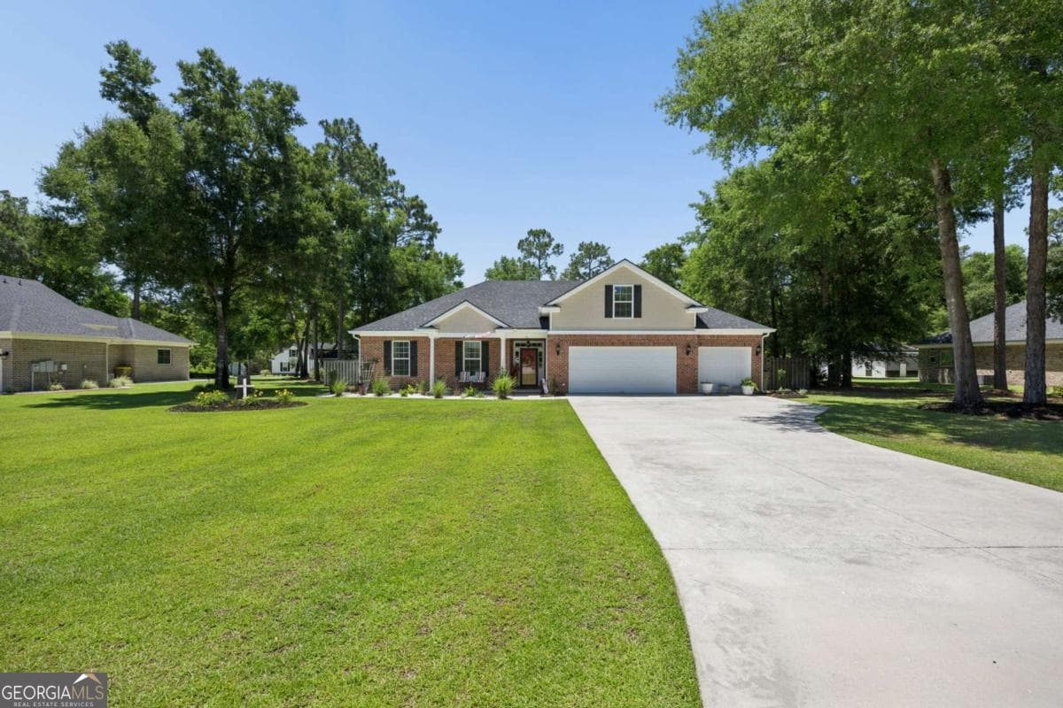 4 bedroom, 3 bathroom, 2,320 sq ft single family residence under contract at 103 Mingledorff Court, Springfield, GA 31329 — photo 4