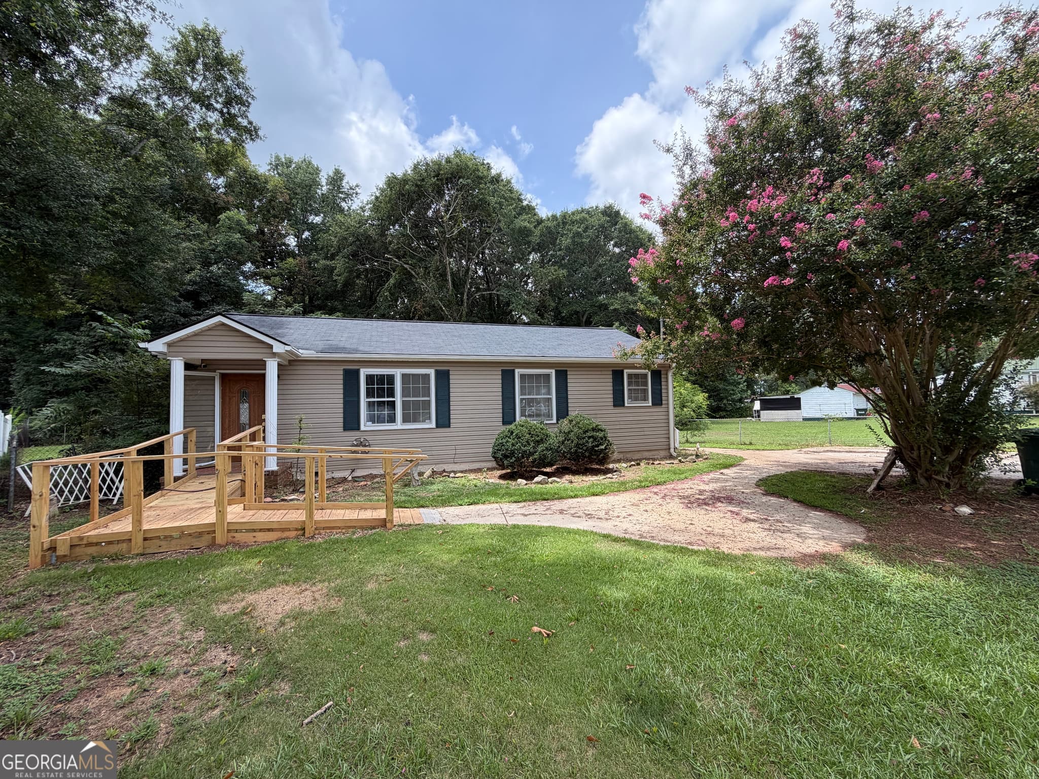 4 bedroom, 2.5 bathroom, 1,424 sq ft single family residence for sale at 230 Glendale Drive, Hartwell, GA 30643 — photo 2