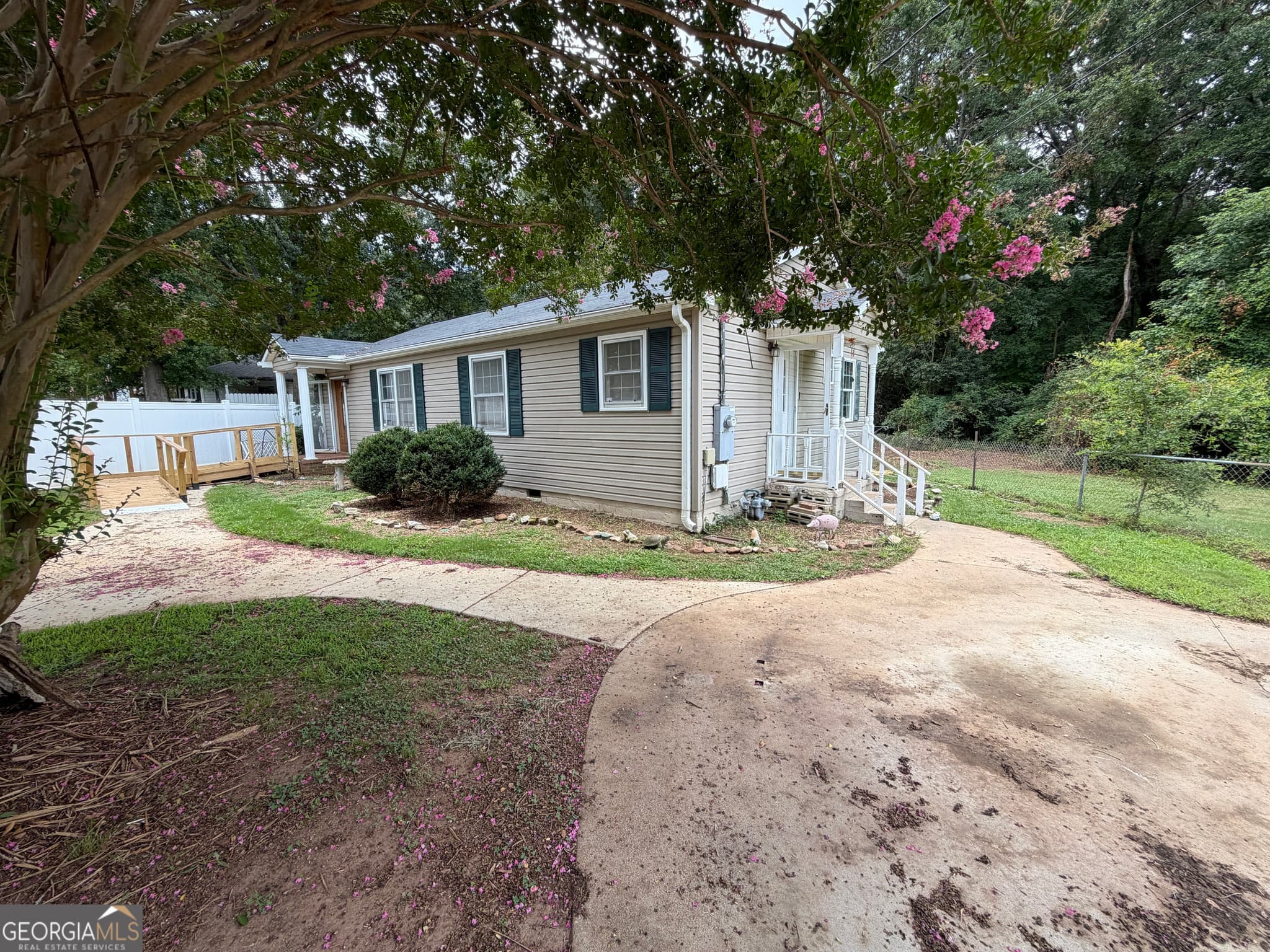 4 bedroom, 2.5 bathroom, 1,424 sq ft single family residence for sale at 230 Glendale Drive, Hartwell, GA 30643 — photo 3