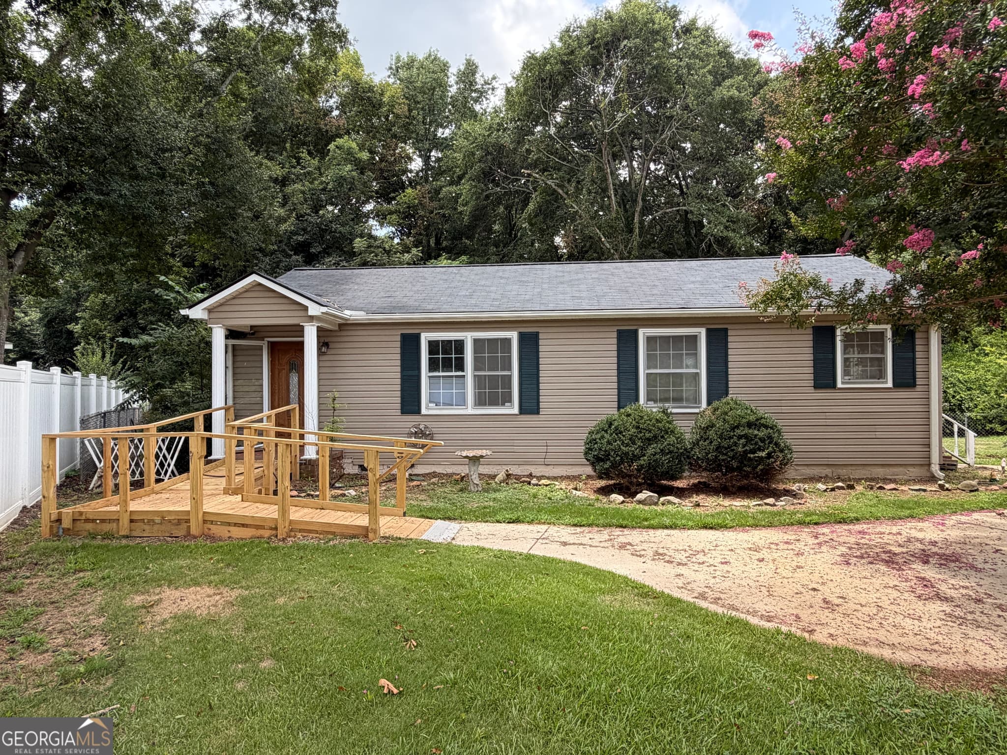 4 bedroom, 2.5 bathroom, 1,424 sq ft single family residence for sale at 230 Glendale Drive, Hartwell, GA 30643