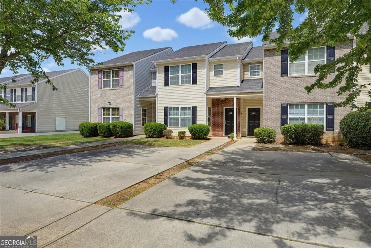 3 bedroom, 2.5 bathroom, 1,384 sq ft townhouse for sale at 2340 Marlin Drive, Mcdonough, GA 30253 — photo 3
