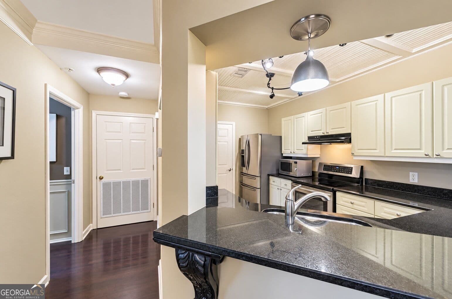 1 bedroom, 1 bathroom, 998 sq ft condominium for sale at 3334 Peachtree Road 313, Atlanta, GA 30326 — photo 10