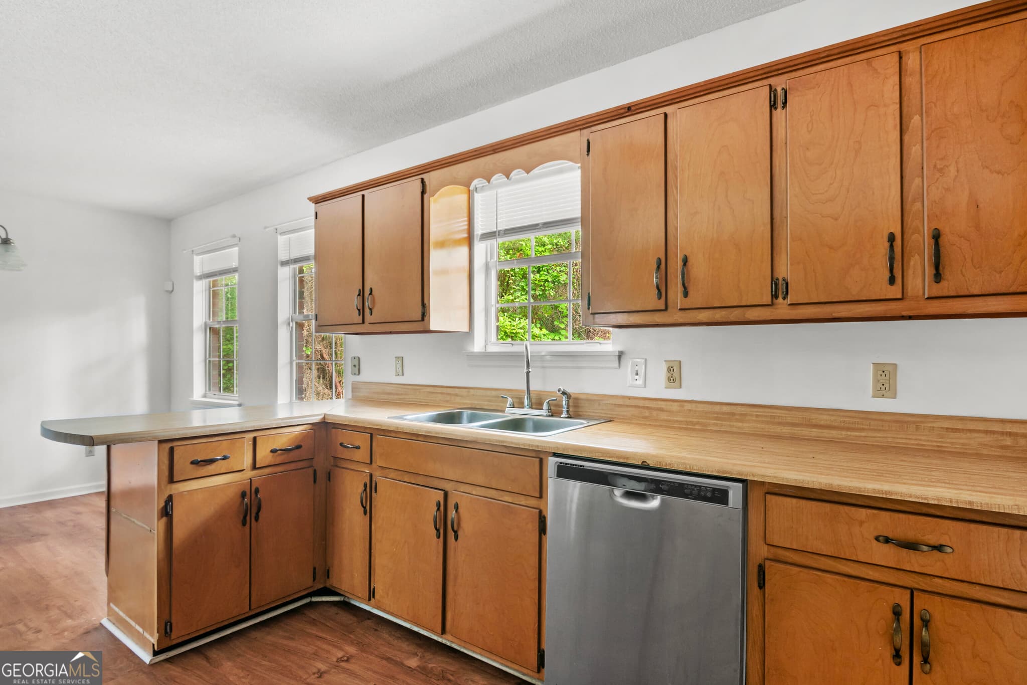 3 bedroom, 2 bathroom, 1,448 sq ft single family residence for sale at 85 Waters Avenue, Allenhurst, GA 31301 — photo 6