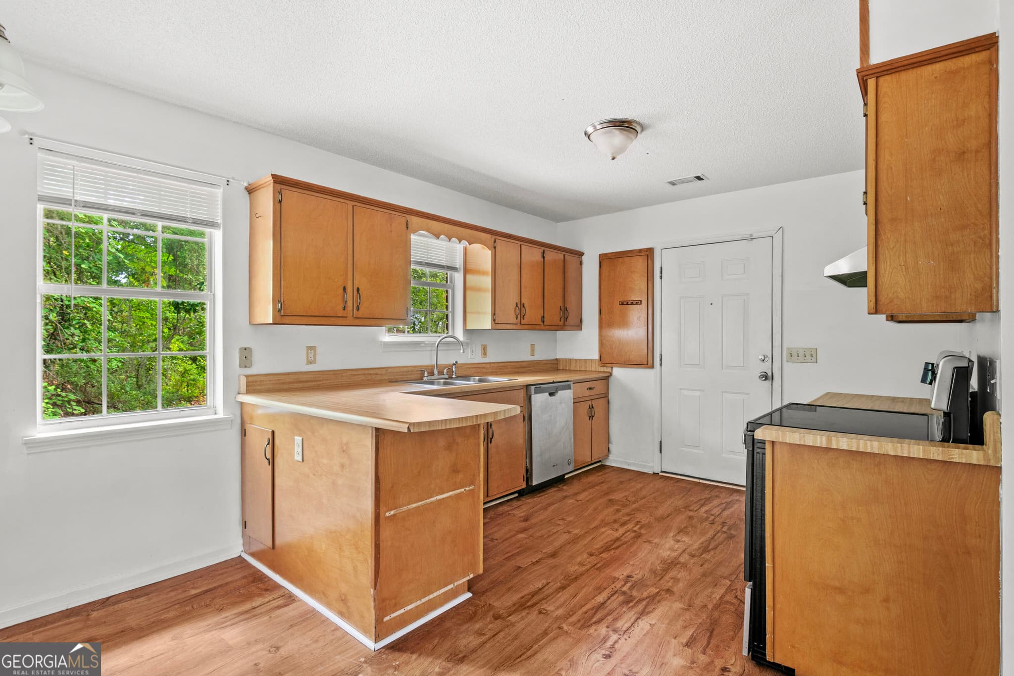 3 bedroom, 2 bathroom, 1,448 sq ft single family residence for sale at 85 Waters Avenue, Allenhurst, GA 31301 — photo 5
