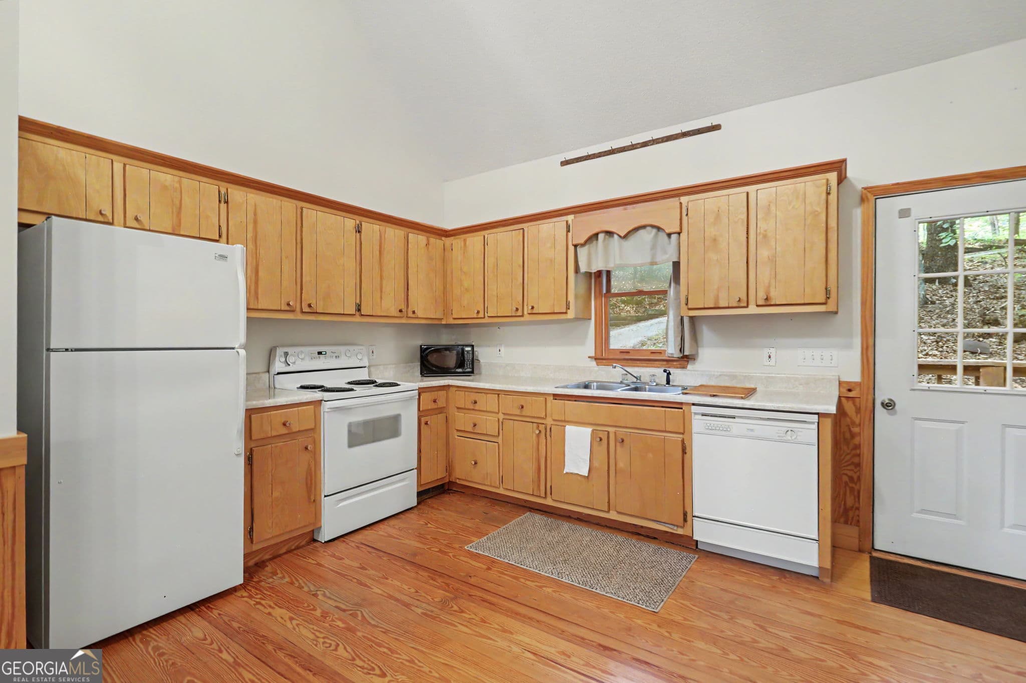 2 bedroom, 2 bathroom, 1,024 sq ft cabin,single family residence for sale at 659 Potomac Drive, Tiger, GA 30576 — photo 7
