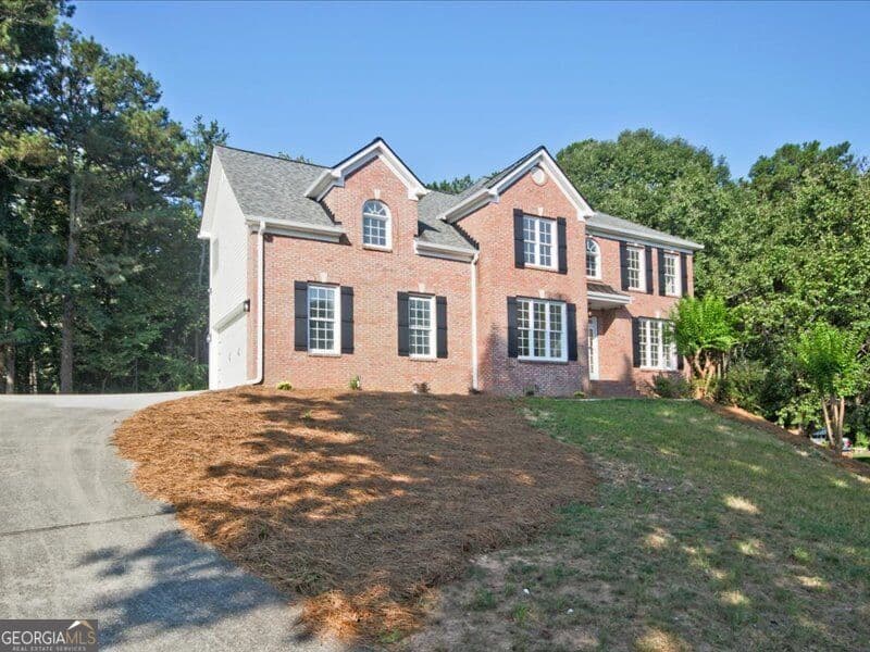 5 bedroom, 3.5 bathroom, 4,400 sq ft single family residence for sale at 2265 Amberbrook Lane, Grayson, GA 30017 — photo 2