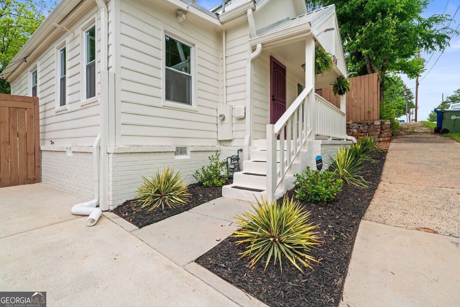 2 bedroom, 1 bathroom, 754 sq ft single family residence for sale at 379 Mary Street, Atlanta, GA 30310 — photo 2