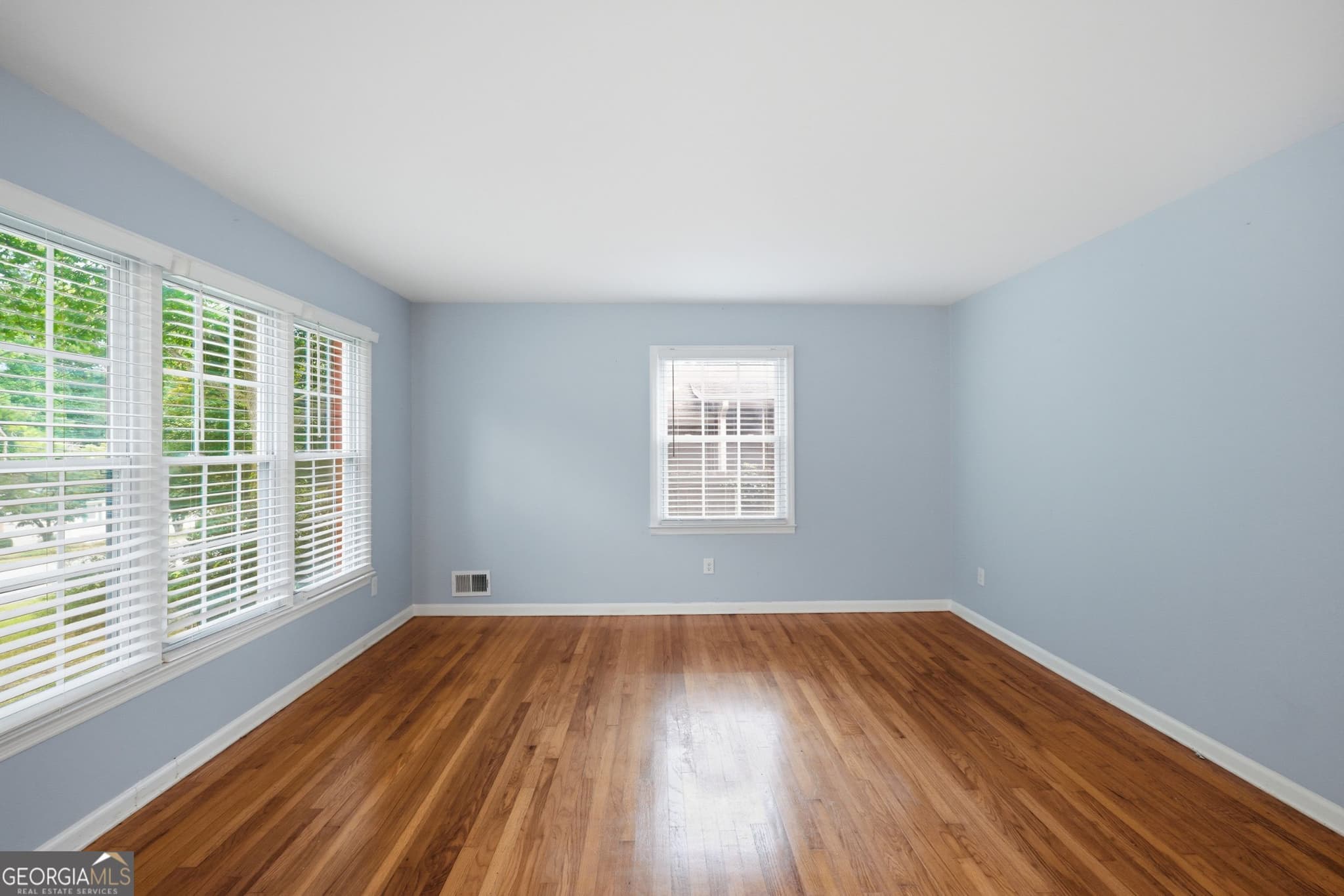 4 bedroom, 2.5 bathroom, 1,975 sq ft single family residence for sale at 1604 Drayton Woods Drive, Tucker, GA 30084 — photo 4