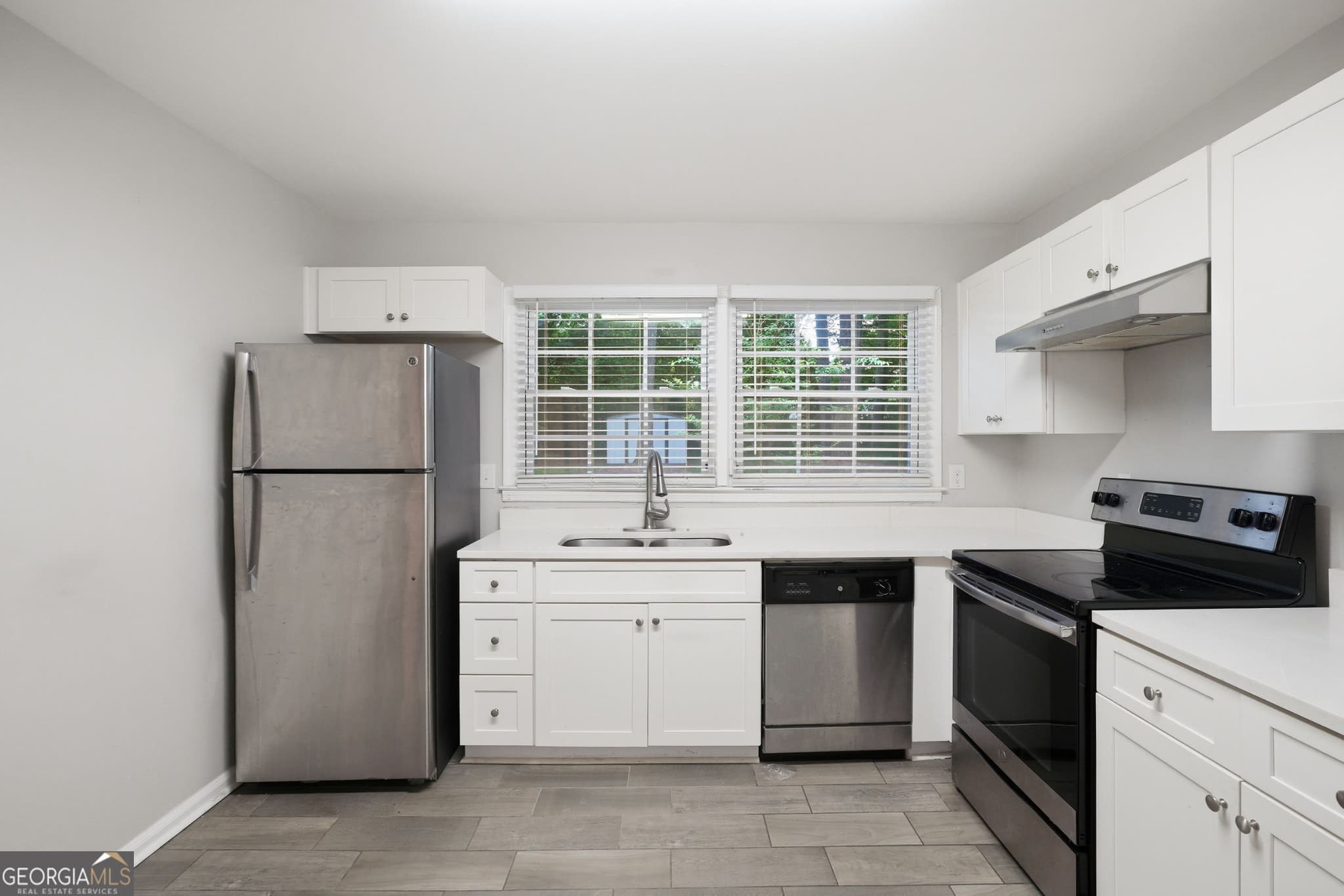 4 bedroom, 2.5 bathroom, 1,975 sq ft single family residence for sale at 1604 Drayton Woods Drive, Tucker, GA 30084 — photo 8