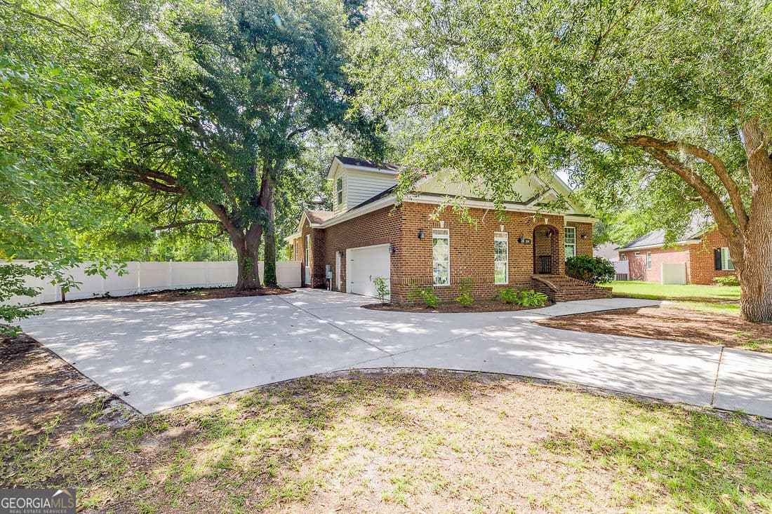 4 bedroom, 3 bathroom, 2,426 sq ft single family residence for sale at 104 Myrtlewood Court, Guyton, GA 31312 — photo 4