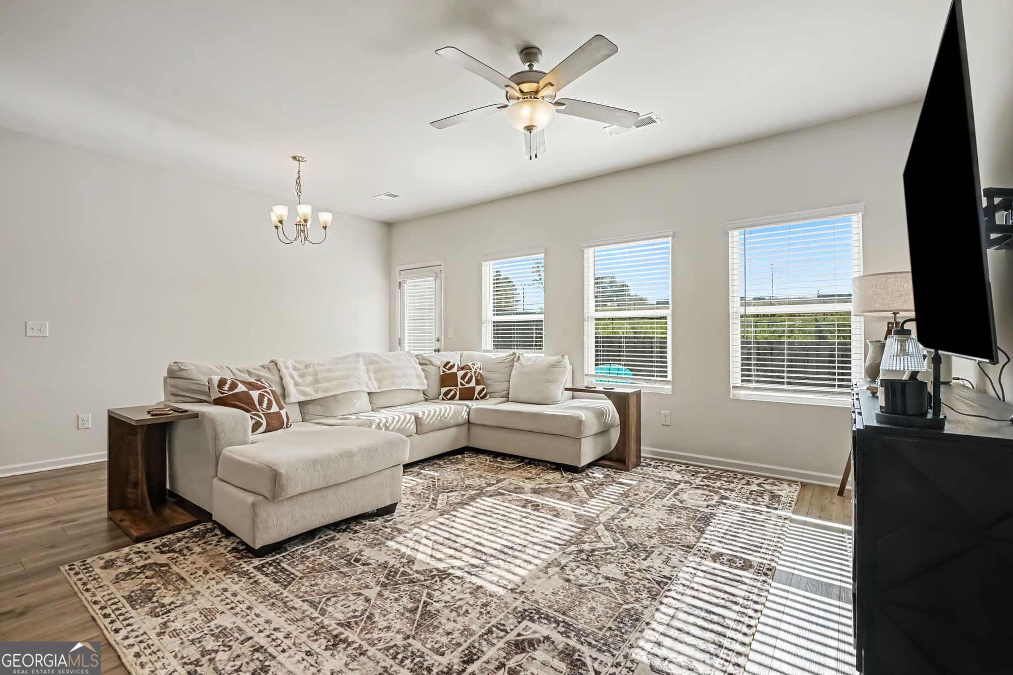 3 bedroom, 2.5 bathroom, 1,475 sq ft townhouse for sale at 108 Regent Park, Hoschton, GA 30548 — photo 5