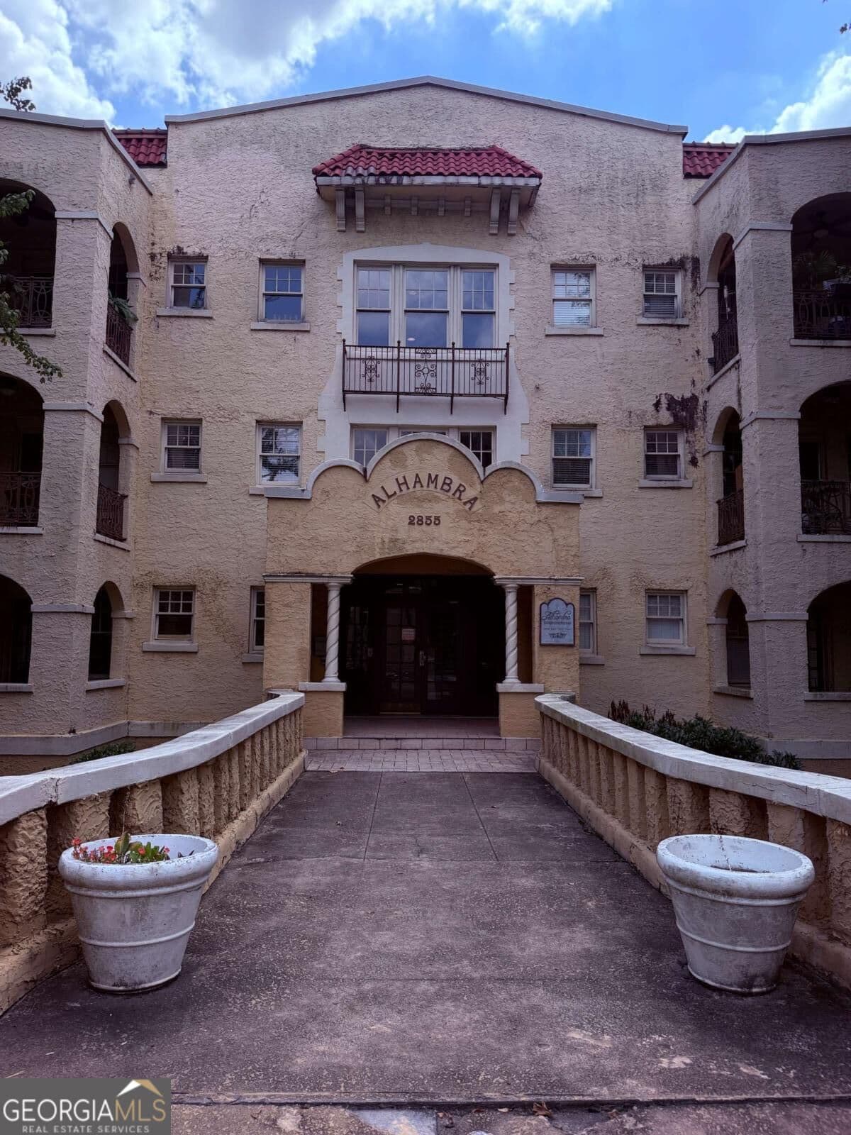 2 bedroom, 2.5 bathroom, 1,134 sq ft condominium for sale at 2855 Peachtree Road 103, Atlanta, GA 30305 — photo 1 of 15