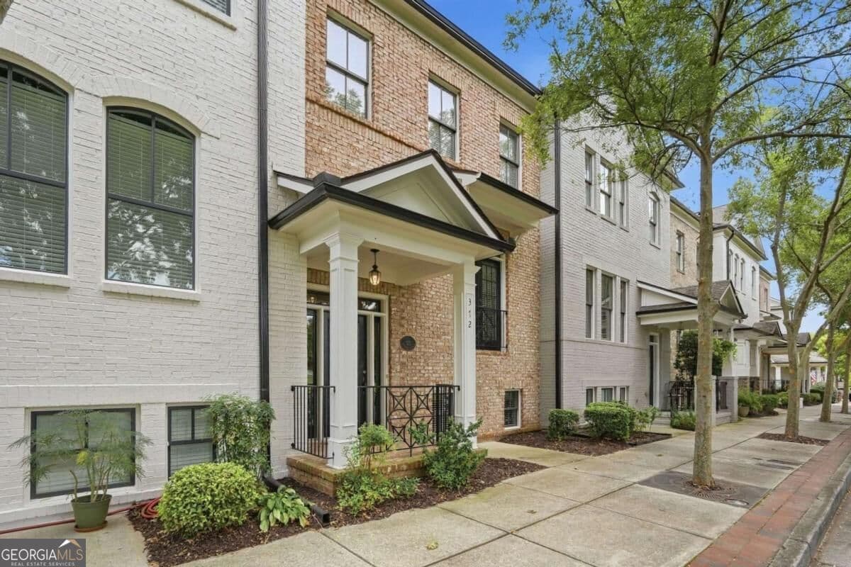 3 bedroom, 3.5 bathroom, 2,665 sq ft townhouse for sale at 372 Suwanee Avenue, Suwanee, GA 30024 — photo 4