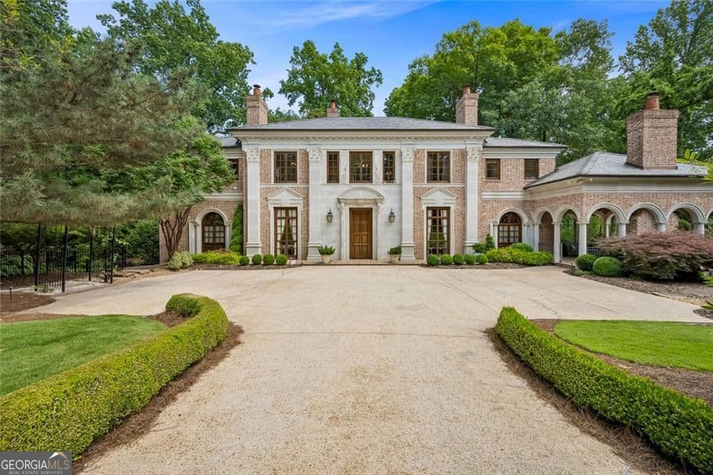 5 bedroom, 6.5 bathroom, 8,036 sq ft single family residence for sale at 125 Blackland Road, Atlanta, GA 30342 — photo 2