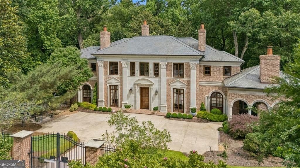 5 bedroom, 6.5 bathroom, 8,036 sq ft single family residence for sale at 125 Blackland Road, Atlanta, GA 30342 — photo 4