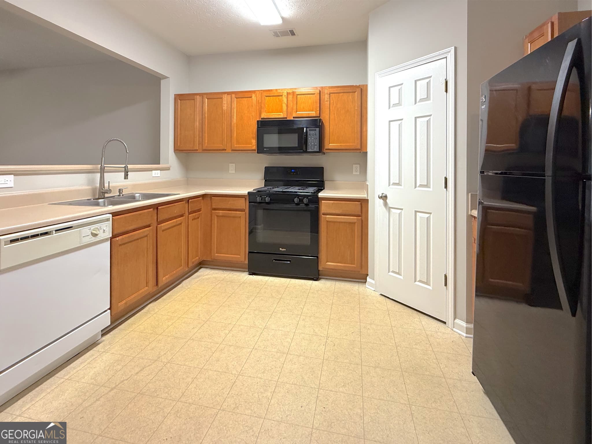 3 bedroom, 2.5 bathroom, 1,696 sq ft townhouse for rent at 3845 Grovemont Place, Duluth, GA 30096 for $2,100 a month — photo 9