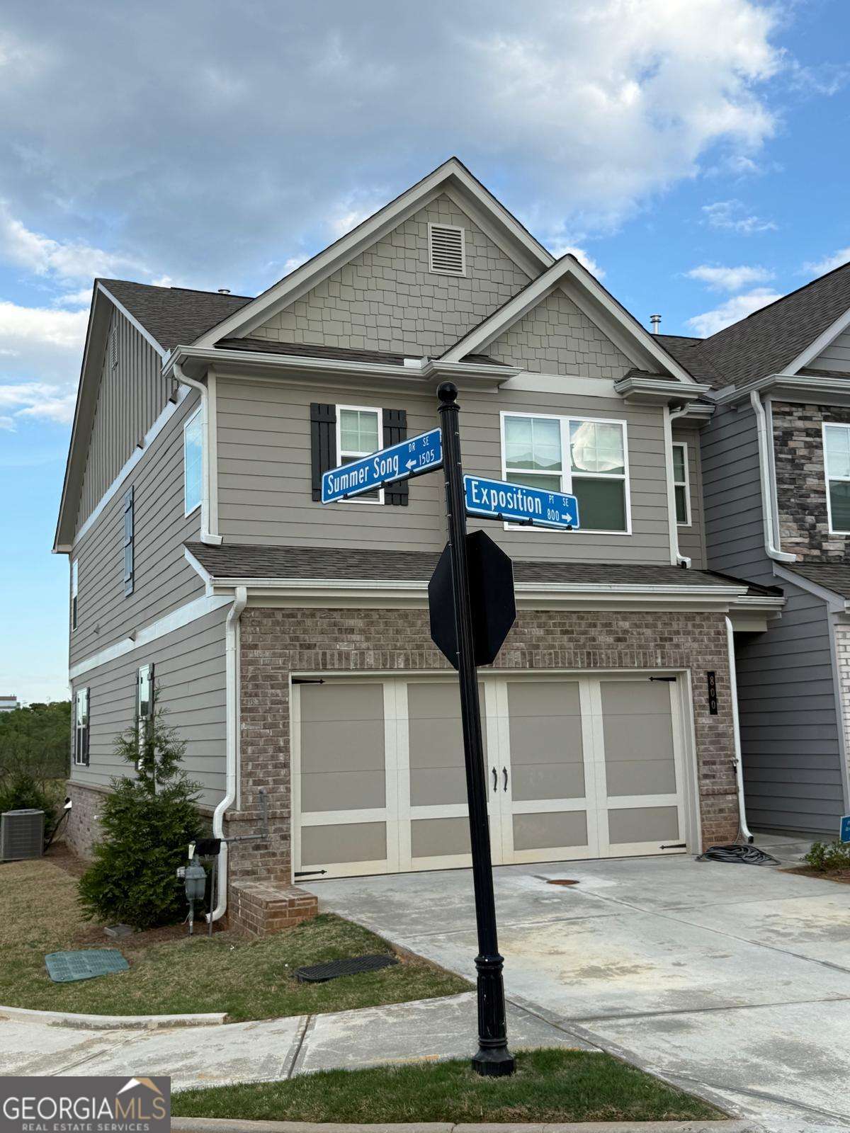 3 bedroom, 2.5 bathroom, 2,013 sq ft townhouse for sale at 800 Exposition Pte, Marietta, GA 30067 — photo 2