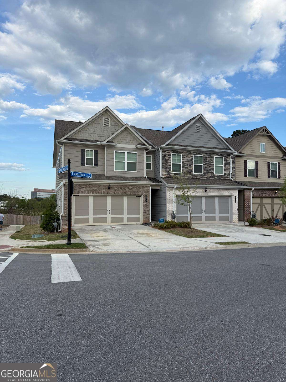 3 bedroom, 2.5 bathroom, 2,013 sq ft townhouse for sale at 800 Exposition Pte, Marietta, GA 30067 — photo 3