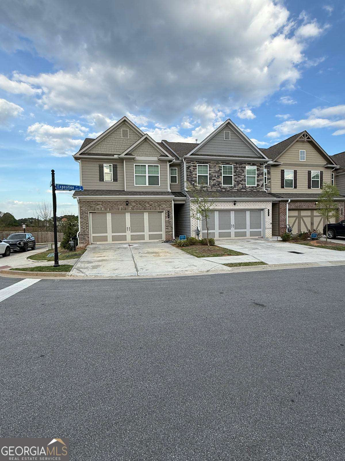 3 bedroom, 2.5 bathroom, 2,013 sq ft townhouse for sale at 800 Exposition Pte, Marietta, GA 30067 — photo 1 of 38