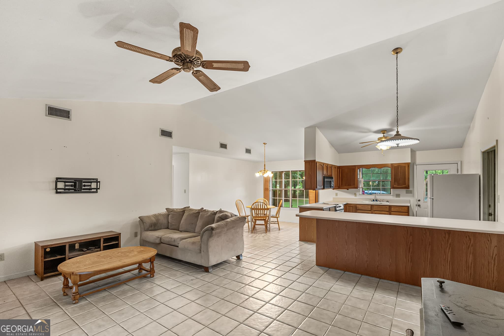 3 bedroom, 2 bathroom, 1,601 sq ft single family residence for sale at 139 Riverview Drive, Bainbridge, GA 39817 — photo 4