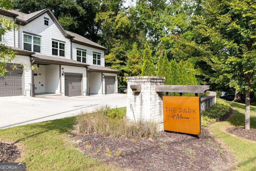 3 bedroom, 2.5 bathroom, 1,535 sq ft townhouse for sale at 2857 Regal Park, Atlanta, GA 30318 — photo 3