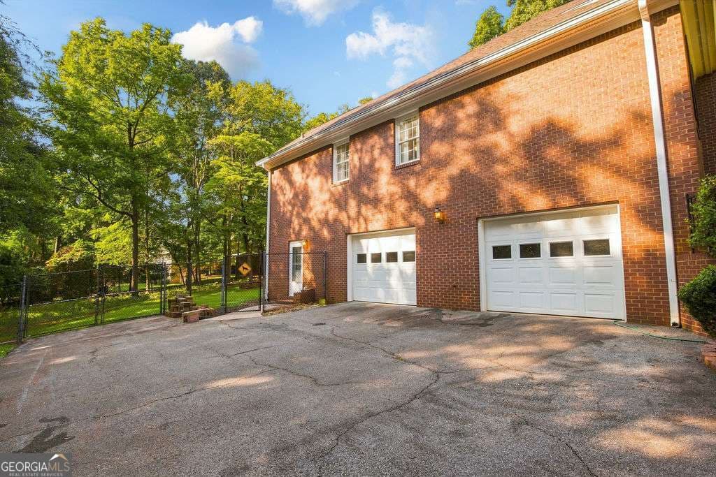 5 bedroom, 3 bathroom, 3,240 sq ft single family residence for sale at 245 Deerhill Drive, Bogart, GA 30622 — photo 4