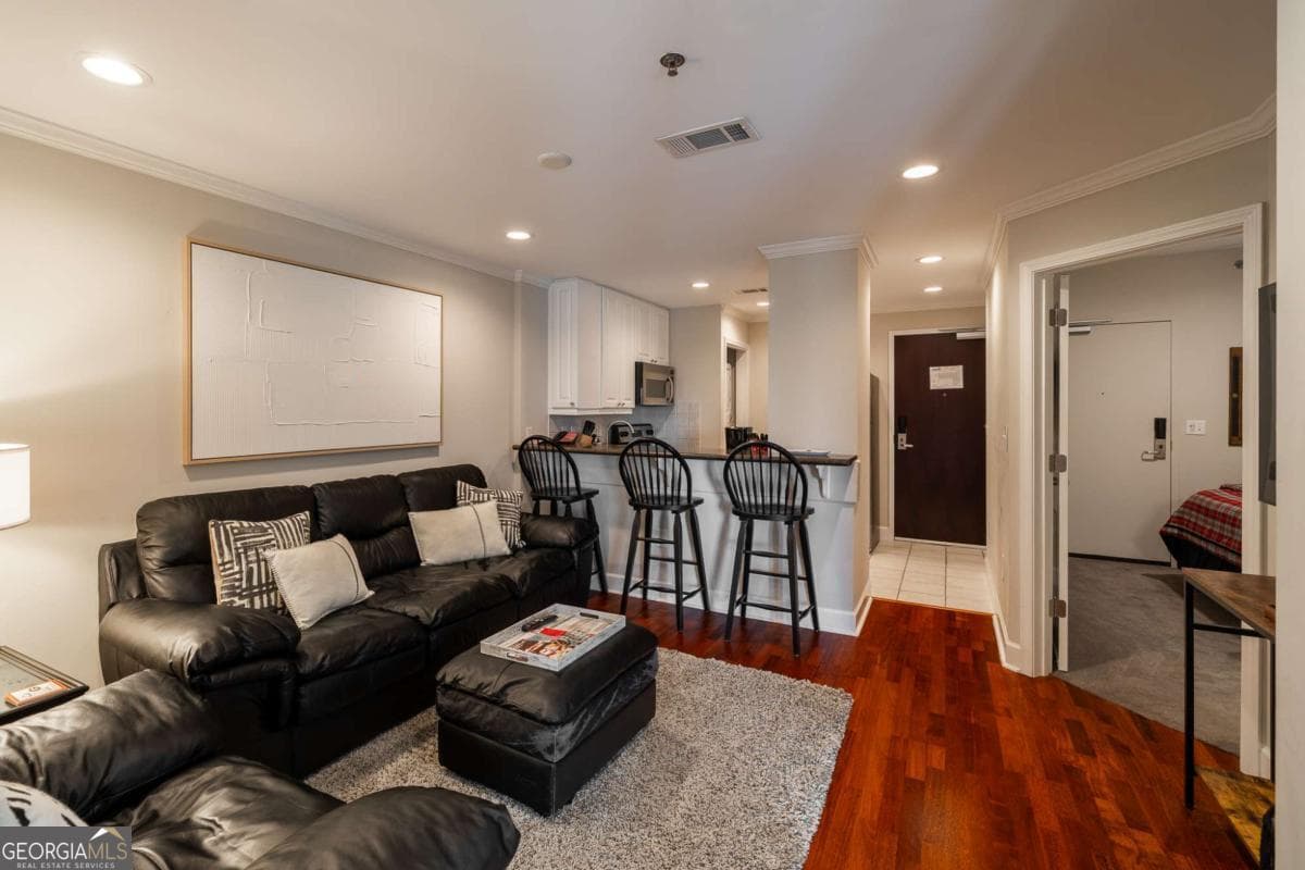 2 bedroom, 2 bathroom, 768 sq ft condominium for sale at 250 Broad Street 720, Athens, GA 30601 — photo 3